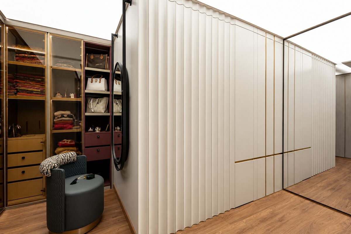 Walk-in wardrobe suite project by SpazioLiv